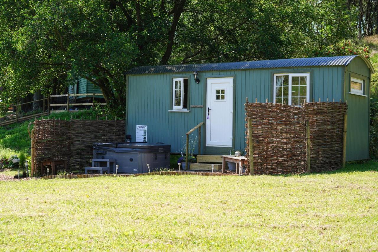 The Laburnum Retreat Shepherd Hut Private Hot Tub Upper Hulme Extérieur photo