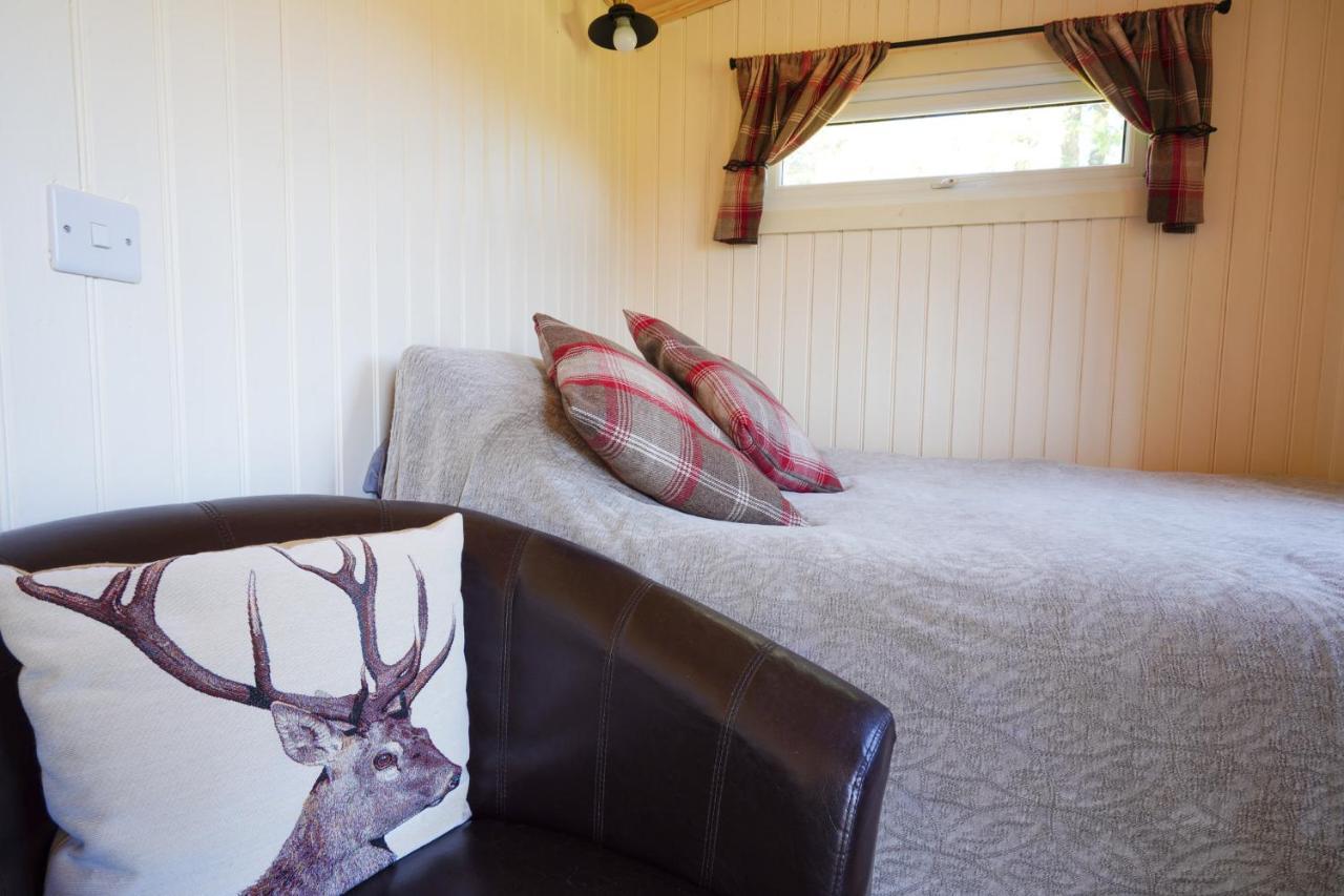 The Laburnum Retreat Shepherd Hut Private Hot Tub Upper Hulme Extérieur photo