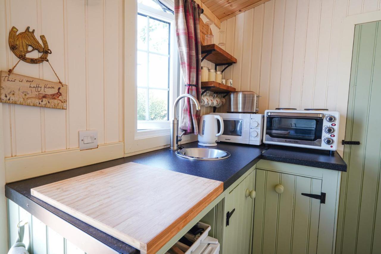 The Laburnum Retreat Shepherd Hut Private Hot Tub Upper Hulme Extérieur photo
